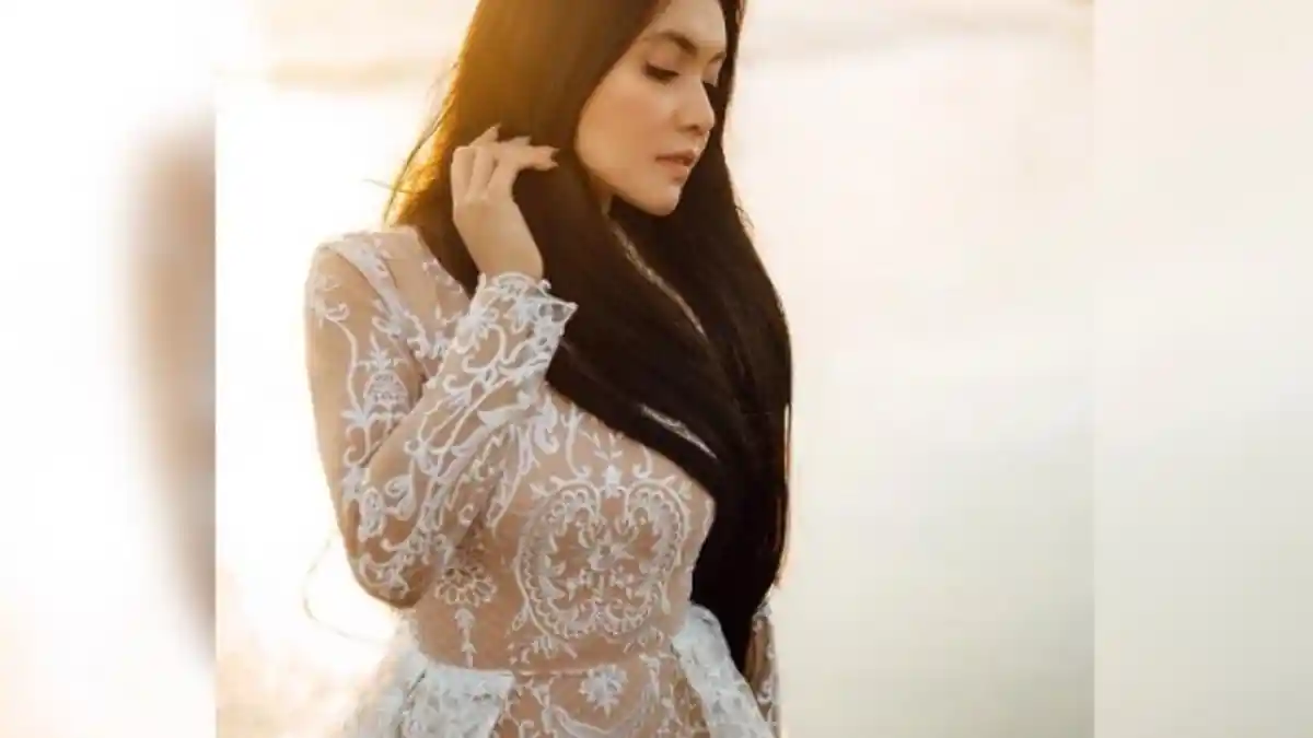 Pakai Kutang di Luar Baju, Denada Kembali Dinyinyir, Warganet: Celananya Juga Gak Dikancingin?