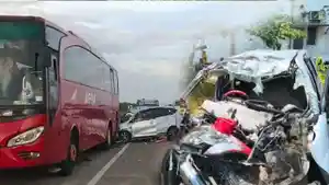 Calya-tabrak-pantat-bus-di-tol-5-orang-sekeluarga-tewas.jpg