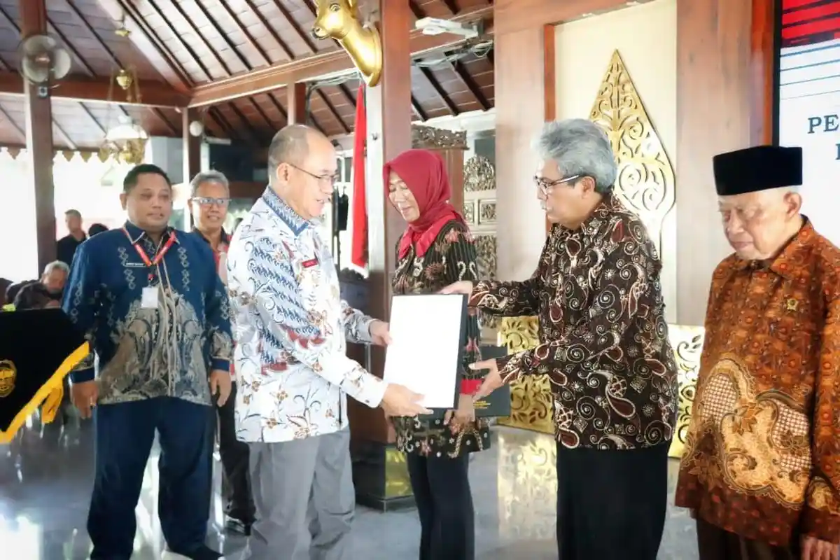 Bupati Banyumas Serahkan 97 SK Pensiun kepada ASN