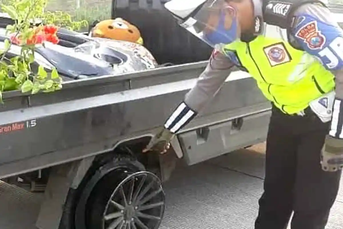 Ban Belakang Meletus, Pikap Hantam Pembatas Jalan di Tol Sumo, begini Nasib Sopir dan 2 Penumpangnya