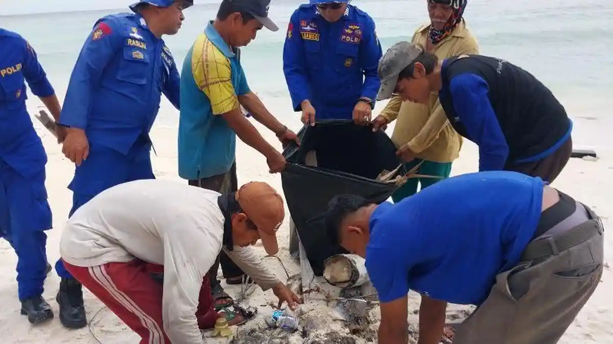 Angin Barat Bawa Sampah Kiriman, Polair dan Warga Bersihkan Pantai Panrangluhu