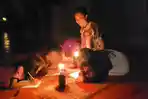 Tiga-orang-anak-mengerjakan-tugas-sekolah-ditemani.jpg