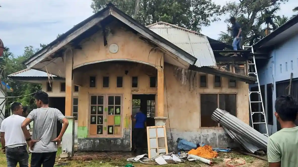 Akibat Bakar Sampah, Jelang Jum'at Satu Unit Polindes di Aceh Besar Terbakar