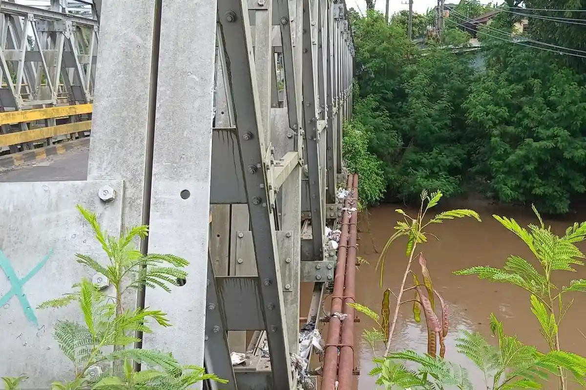 Aksi Pengendara Buang Sampah di Jembatan Rawa Makmur Bengkulu, Tersangkut-Jatuh ke Sungai