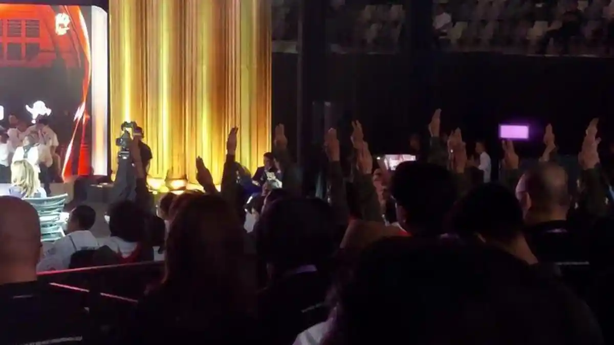 VIRAL Momen Pendukung Ganjar-Mahfud Acungkan 3 Jari saat Prabowo Sebut Soal Isu Pertahanan