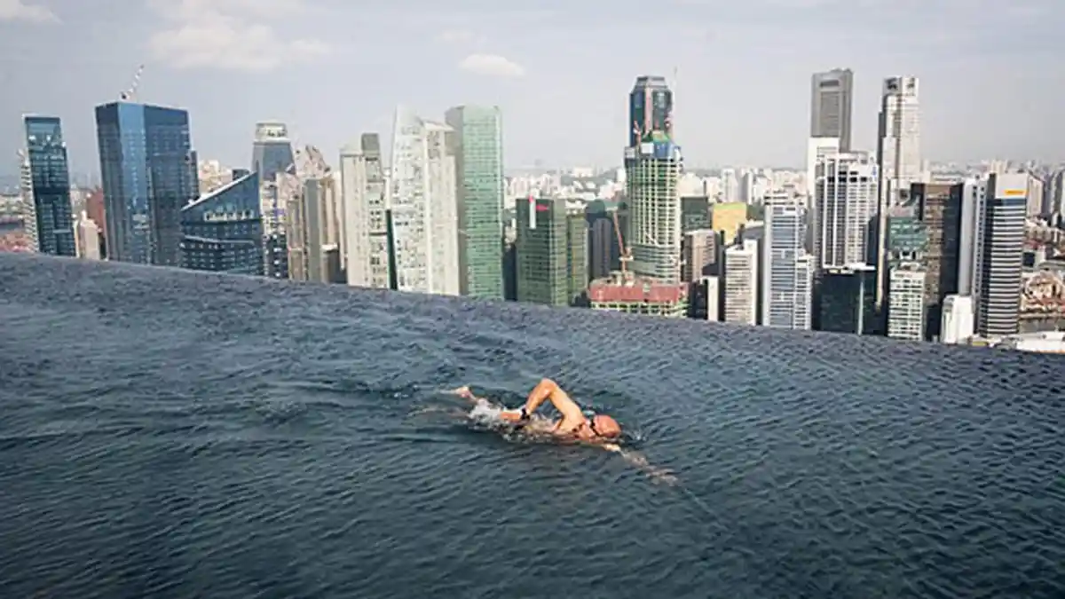 Sensasi Berenang di Atap Gedung