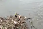 Jaga Kelestarian Cagar Budaya, Personel Gabungan Bergerak Bersihkan Kaki Jembatan Lama Kediri