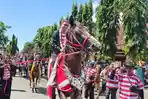 Jaran-Serek-Budaya-tradisional-di-Sumenep-Madura.jpg