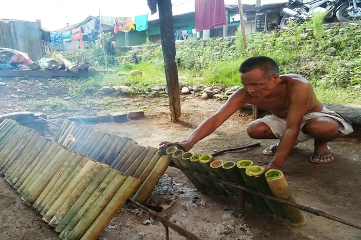 Di Tengah Pandemi Corona, Penjual Lemang Bambu di Linggau Ini Tetap Produksi Demi Sambung Hidup