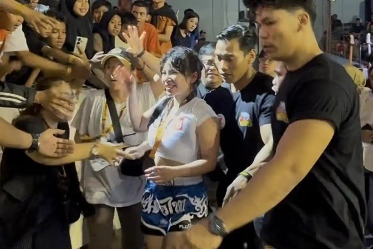 Dinar Candy Berkaus Kaus Putih Ketat Tinju vs Dinda Anwar Berkaus Hitam, Jab Kanan Kena Muka