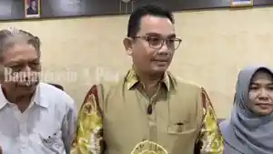 Ketua-Panitia-Pilrek-ULM-2026-2030-Prof-Ifrani-tengah.jpg