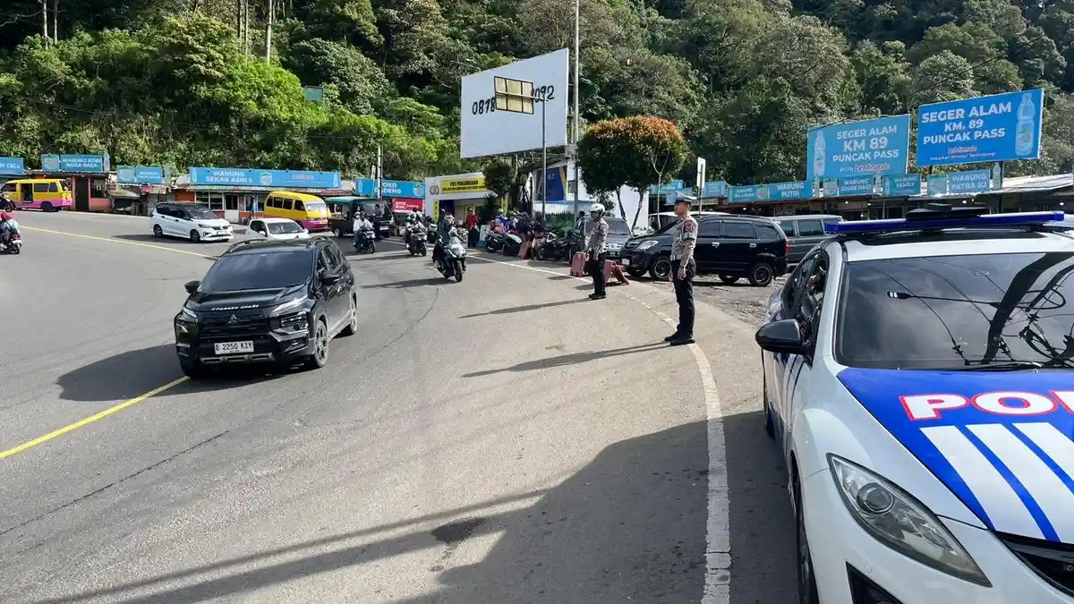 Libur Panjang, Arus Lalu Lintas di Puncak Cianjur Sempat Panjang, Imbas Banyak Wisatawan