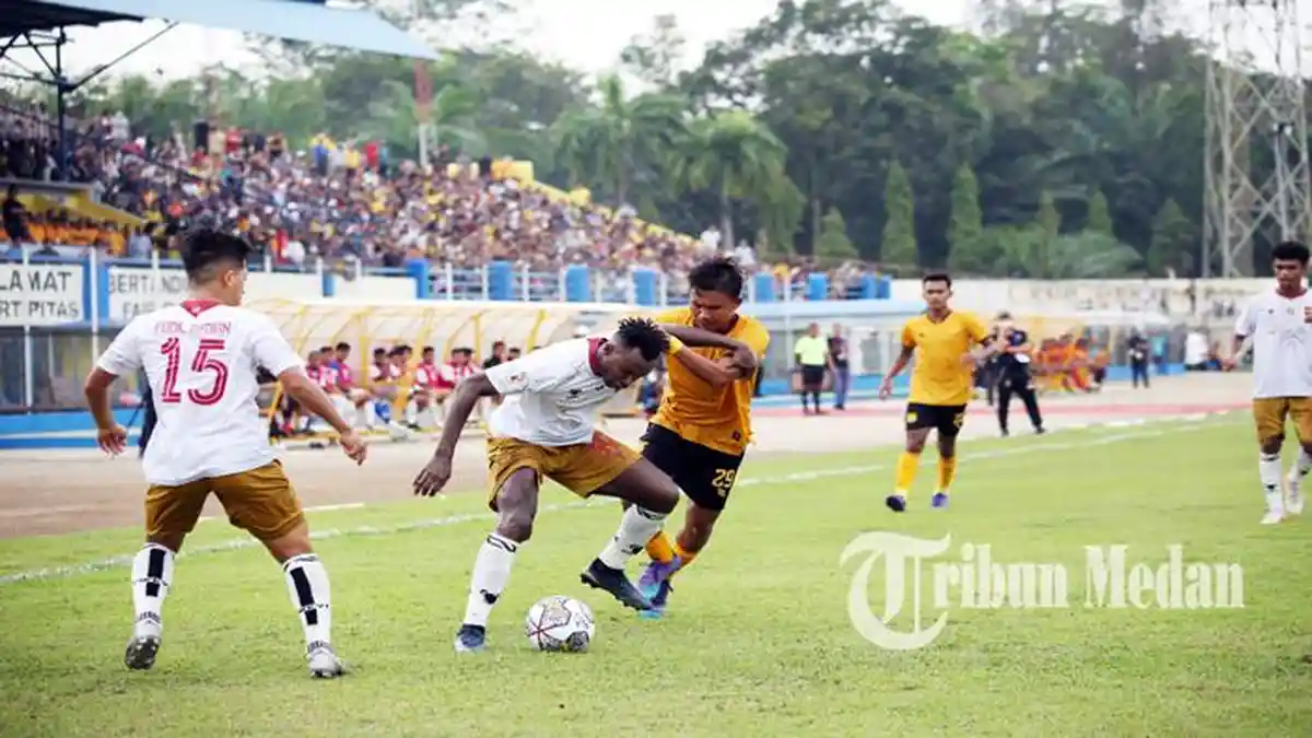 Berita Foto: PSDS Lawan Sriwijaya FC Berakhir dengan Skor Kacamata di Stadion Baharuddin Siregar - 1192022_BEREBUT-BOLA_ABDAN-SYAKURO-1.jpg