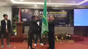 Ketua-terpilih-Askot-PSSI-Kota-Semarang-menerima-bendera-pataka.jpg