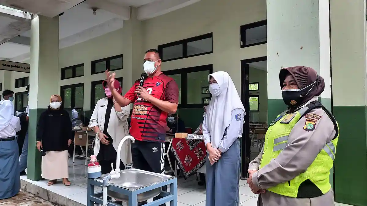 Tinjau Vaksin di SMAN 1 Kota Bekasi, Tri Adhianto Imbau Siswa Ajak Temannya yang Takut Disuntik