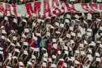 2026-05-29-Suporter-PSM-Makassar-melakukan-koreografi-saat-melawan-Persib-Bandung.jpg