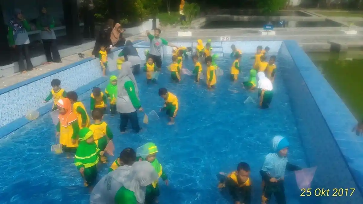 PG dan TK Dirasatul Aulad Jama'atul Ikhwan Ajak Muridnya Kenali Binatang di Balai Benih Ikan Solo