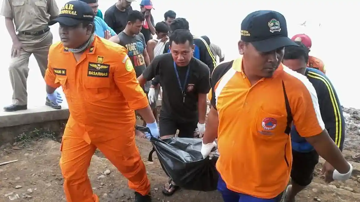 BREAKINGNEWS: Tim SAR Evakuasi Mayat Pria Diduga Warga Kota Semarang di Bendungan Welahan