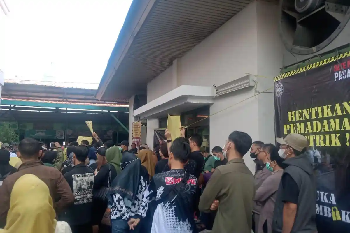 Pedagang Pasar Baru Berunjuk Rasa di Kantor Manajemen di Lantai 8, Besok Siapkan Aksi di PN Bandung