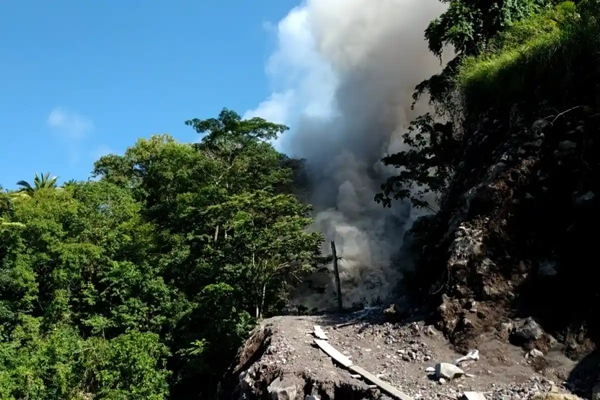 Guguran Lava Karangetang Tutup Akses Jalan Kawahang-Batubulan