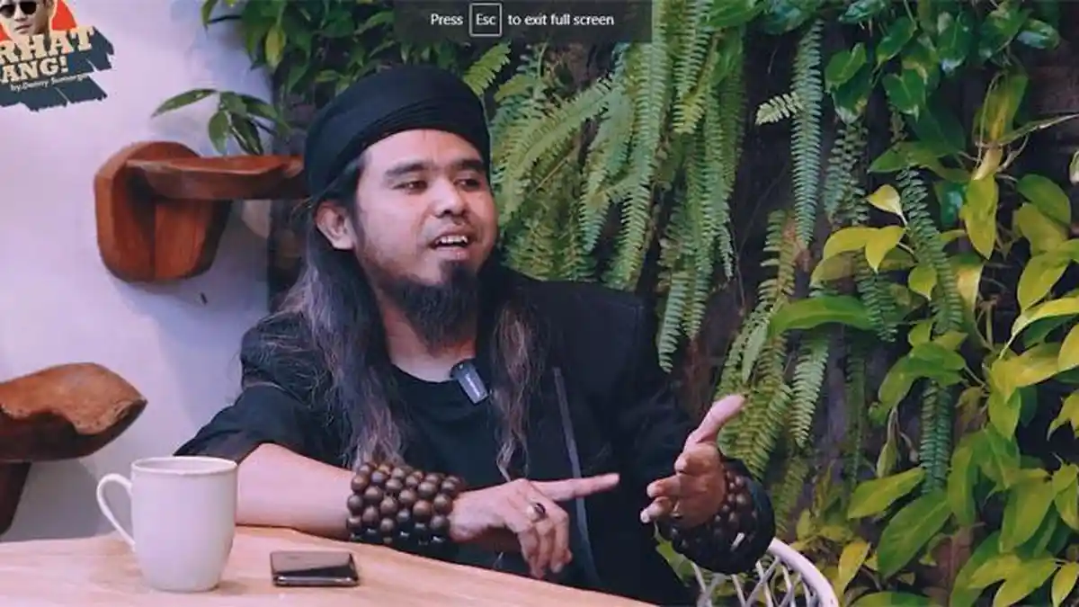 Konflik dengan Pesulap Merah Makin Panas, Ustaz Derry Sulaiman Sarankan Gus Samsudin Jadi Pelawak