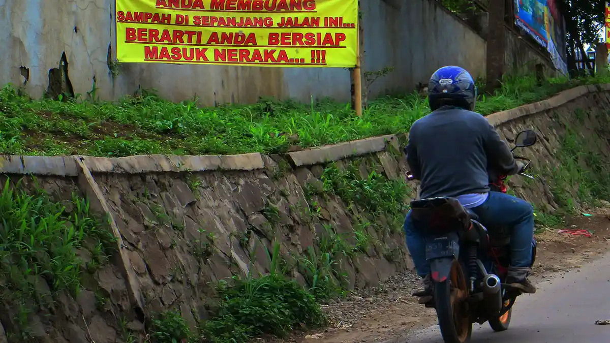 Kesal, Warga Jalan Ciloa Sumpahi Pembuang Sampah Secara Liar Masuk Neraka, Protes Lewat Spanduk