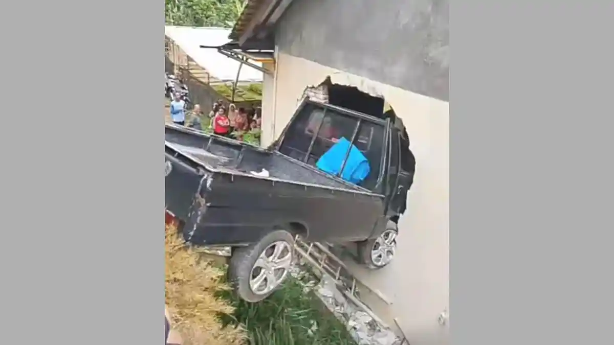 Kecelakaan Mobil Pikap Tabrak Tembok Rumah di Temanggung, Masuk ke Ruang Tamu