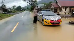 Jalan-trans-Makassar-Palopo-Sulawesi-Selatan-terendam-banjir-Pppp.jpg