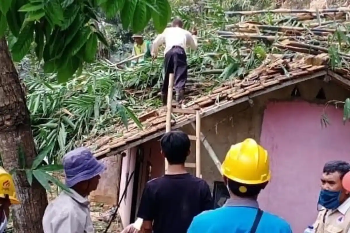 Rumah Didi yang Diterjang Longsor di Kampung Anjung Sumedang Sudah Tidak Bisa Digunakan