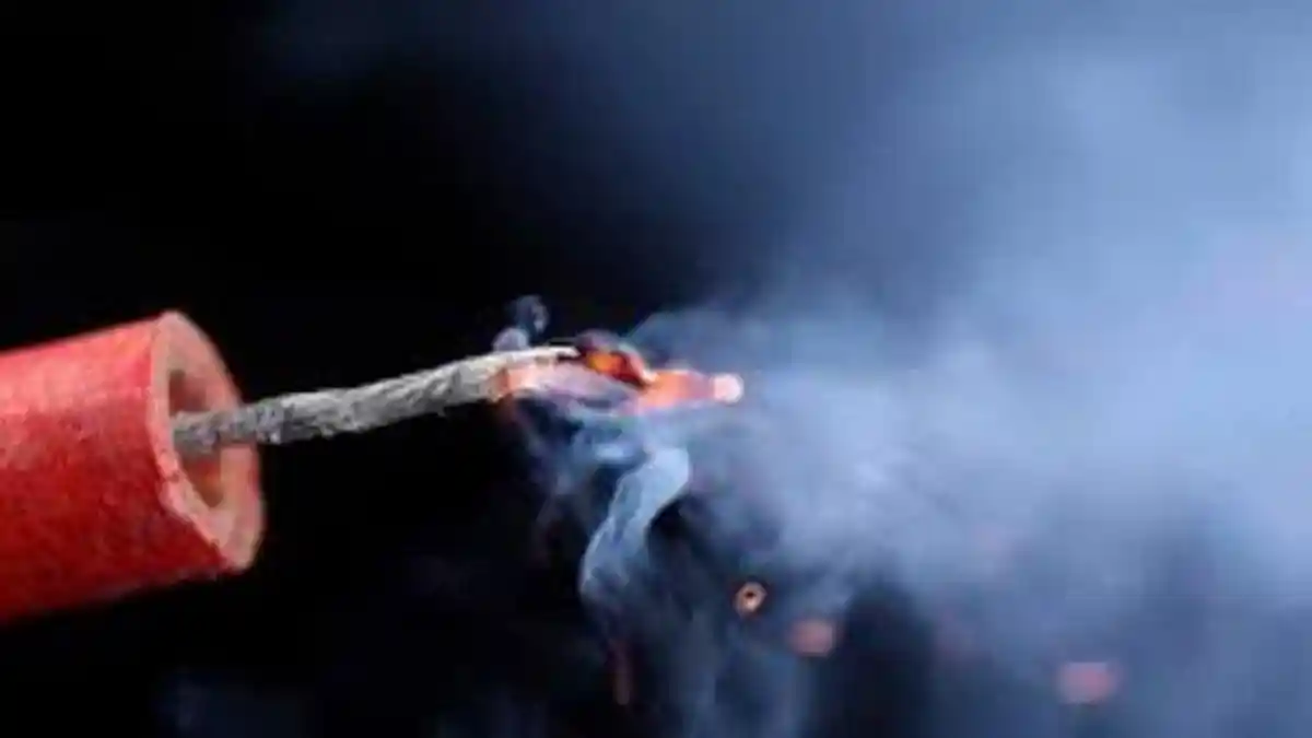 Viral Aksi Pengemis Bocil Ngamuk Lempar Petasan, Pelaku Diduga Kesal tak Diberi Sedekah