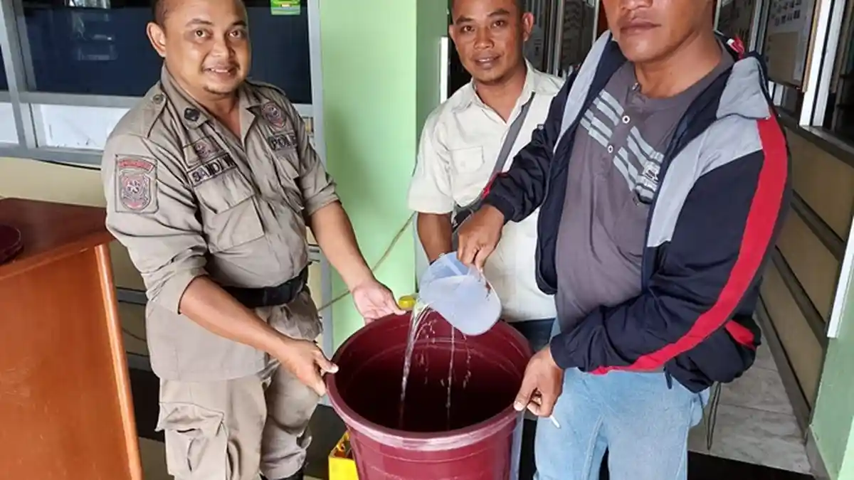 Satpol PP Belitung Timur Razia Miras, Sita 20 Liter Arak dari Warung Kopi