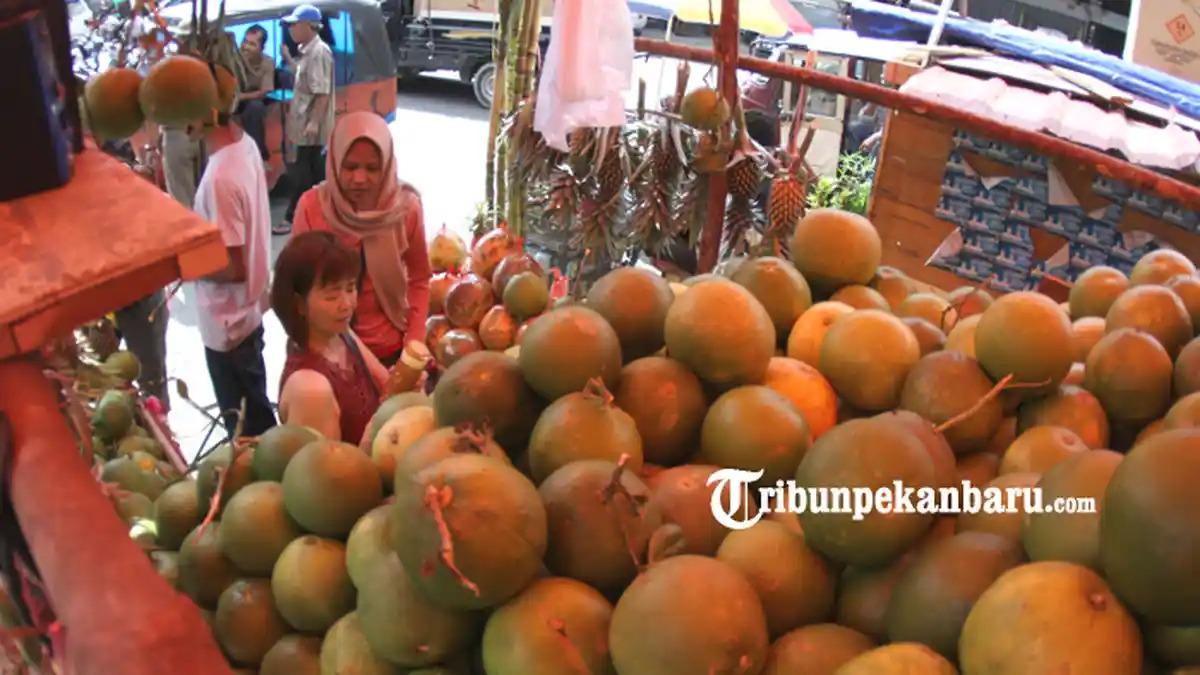 FOTO: Membeli Buah Imlek di Pasar Sago Pekanbaru - foto_membeli_buah_imlek_di_pasar_sago_pekanbaru_1.jpg