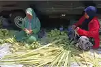Jelang Lebaran di Cirebon: Pedagang Dadakan Bungkus Ketupat Diserbu, Sehari Bisa Jual 1.000