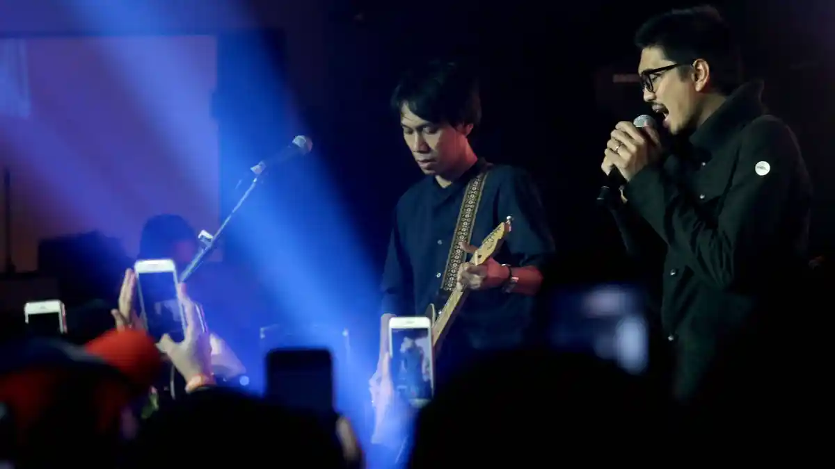 Chord Mantan Kekasih - Sheila On 7: Disini Tak Lagi Jadi Rumahmu