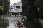 FOTO : Warga Berperahu di Depan Rumah Saat Rob di Pantai Mutiara