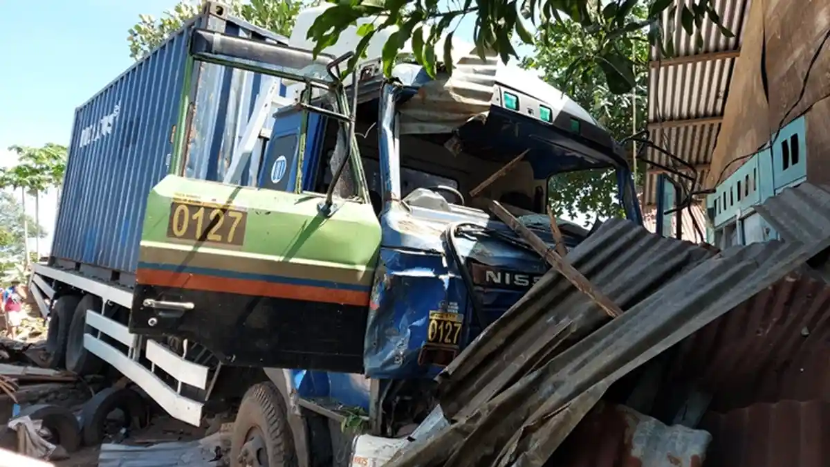 Kecelakaan Maut Pukul 13.40 WIB, Seorang Mahasiswa Tewas, Truk Tronton Rem Blong Tabrak Sepeda Motor