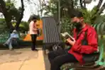 Melihat Perpustakaan Mini di Taman Menteng Jakarta