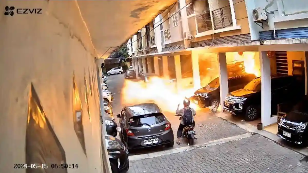 REKAMAN CCTV Detik-detik Ledakan Dahsyat di Komplek Liberty Residence yang Lukai 2 Warga