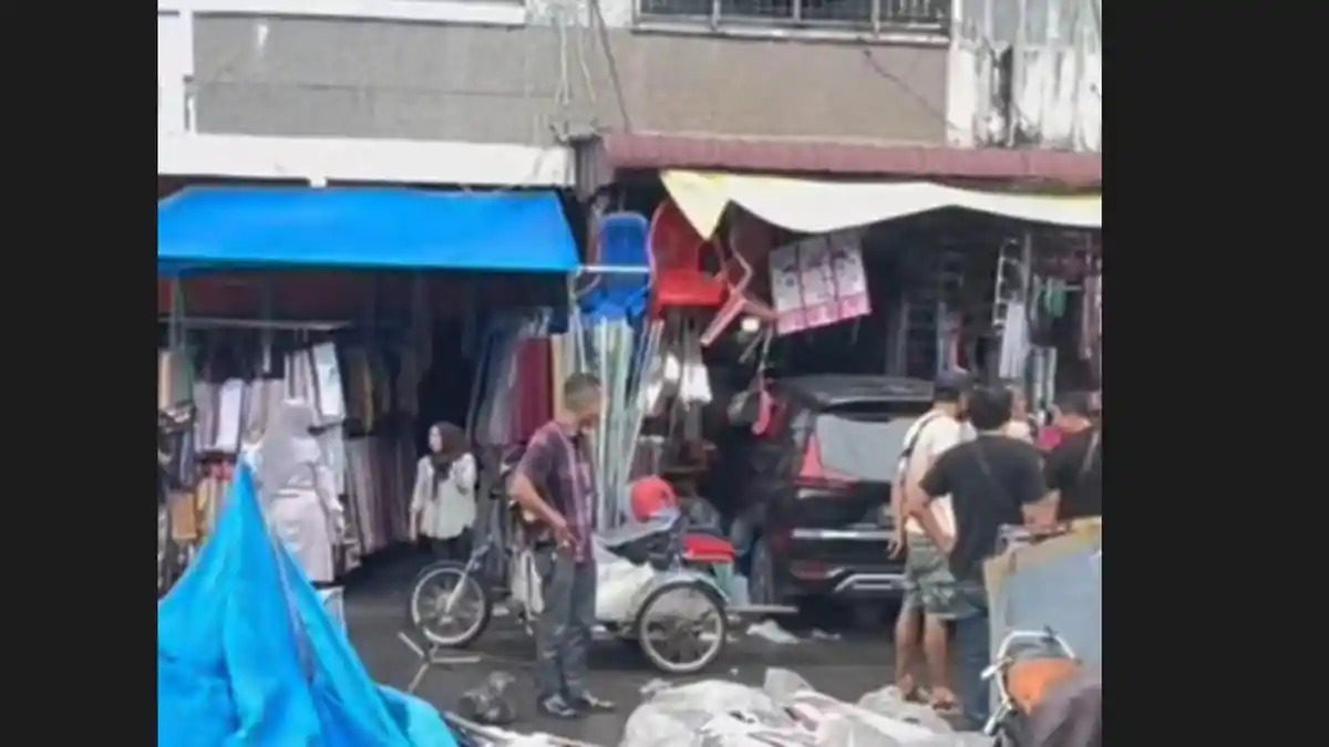 Kronologi Mobil Tabrak Ruko di Pasar Petisah