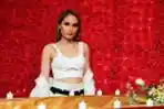 Cinta Laura Rilis Lagu Terbaru  Caliente