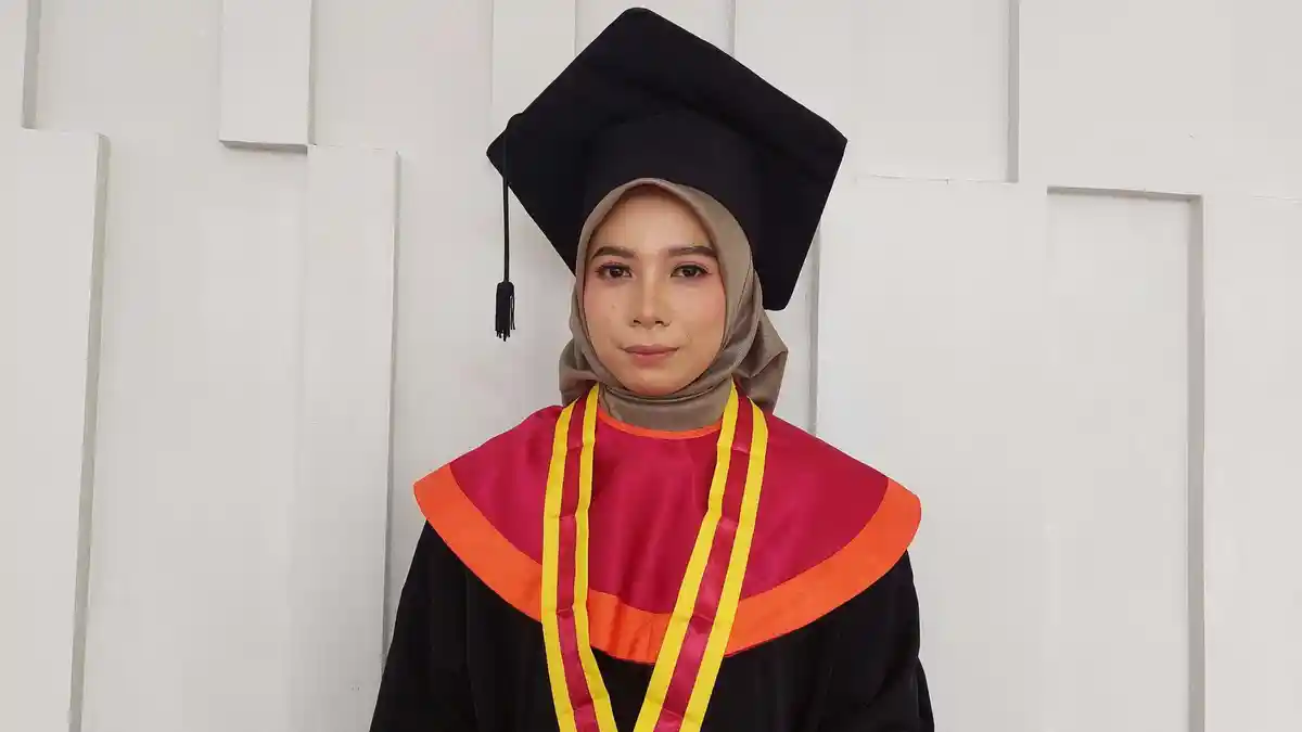 Julia Sungguh Luar Biasa ! Lulus Raih Predikat Terbaik IPK 3,92, Begini ...