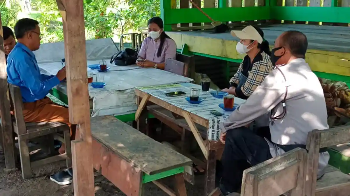 Sambangi Guru di Bandar Khalipah, Aiptu Budi Warsito Imbau Antisipasi Curanmor dan Prokes 5M