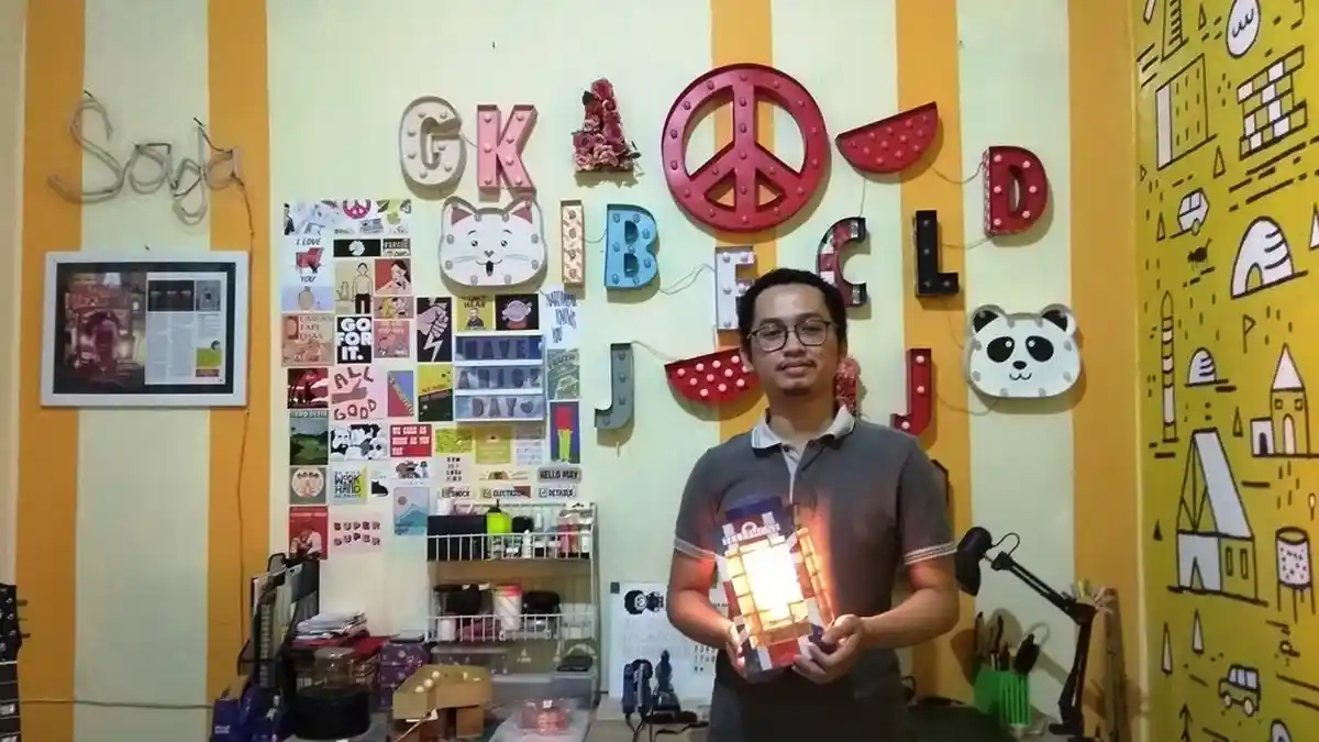 Kisah Aditya Hasfar Memproduksi Hiasan Lampu dari Kaleng Krupuk