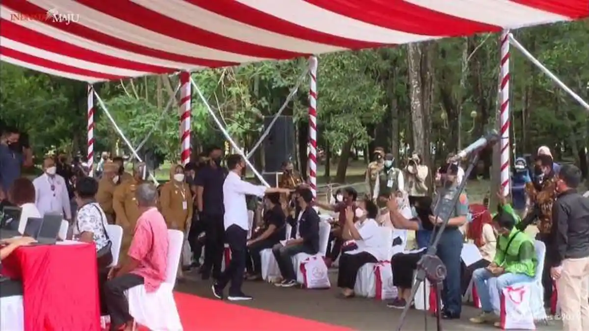 Di Lokasi Vaksinasi Massal Kendari, Jokowi Bagi-bagi Kaos