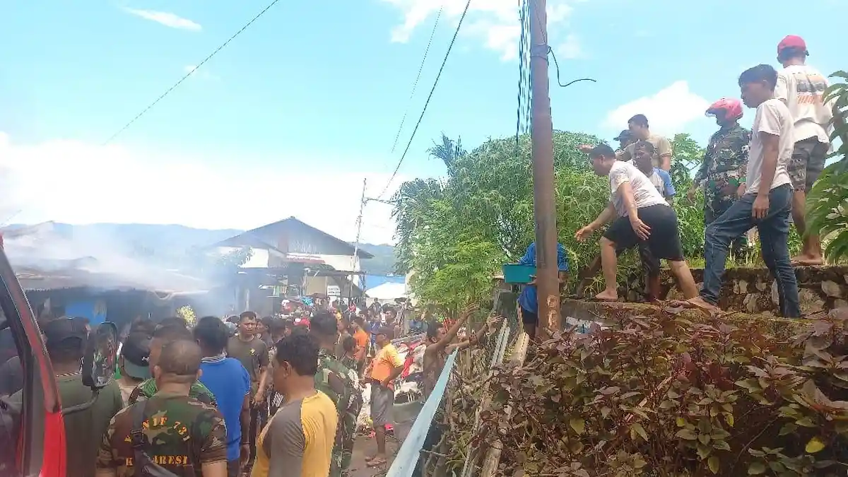 Berbekal Peralatan Seadanya, Warga Bahu-membahu Padamkan Api saat Kebakaran di Bentas Ambon