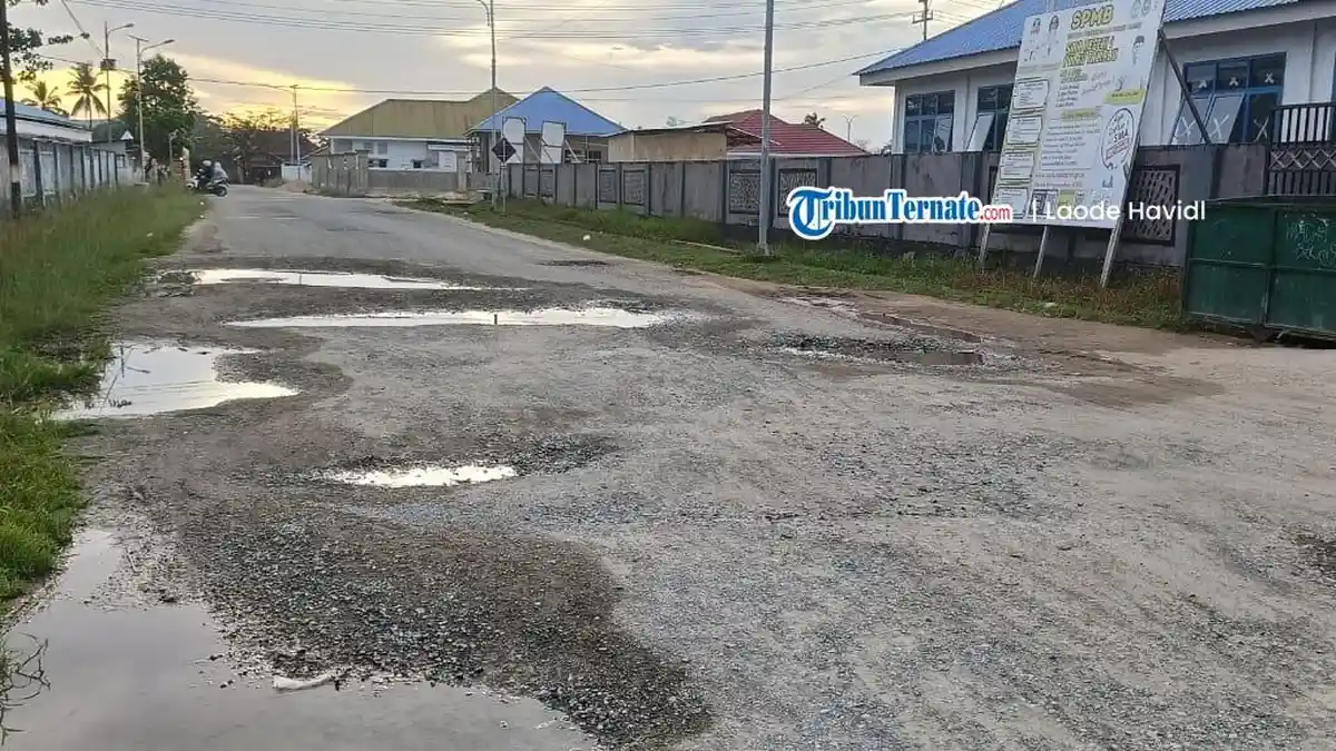 Waspada! Ada Jalan Berlubang Disertai Kubangan di Depan SMAN 1 Taliabu