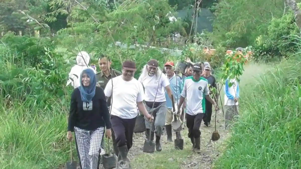 Warga Kaliurang Timur Ramai-ramai Bikin Benteng Alami Hadapi Kera Merapi
