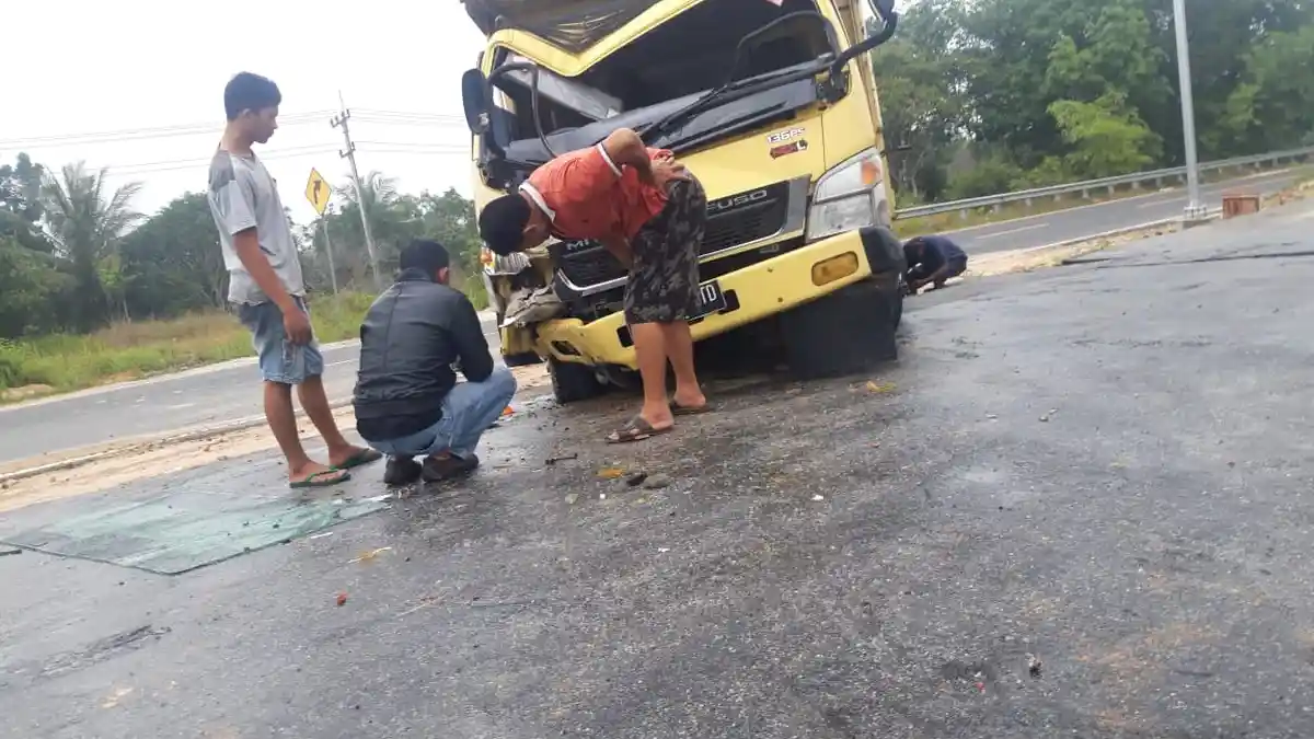 KECELAKAAN DI BINTAN - Truk Tabrak Tiang PJU Depan Stadion Megat Alang Perkasa Bintan