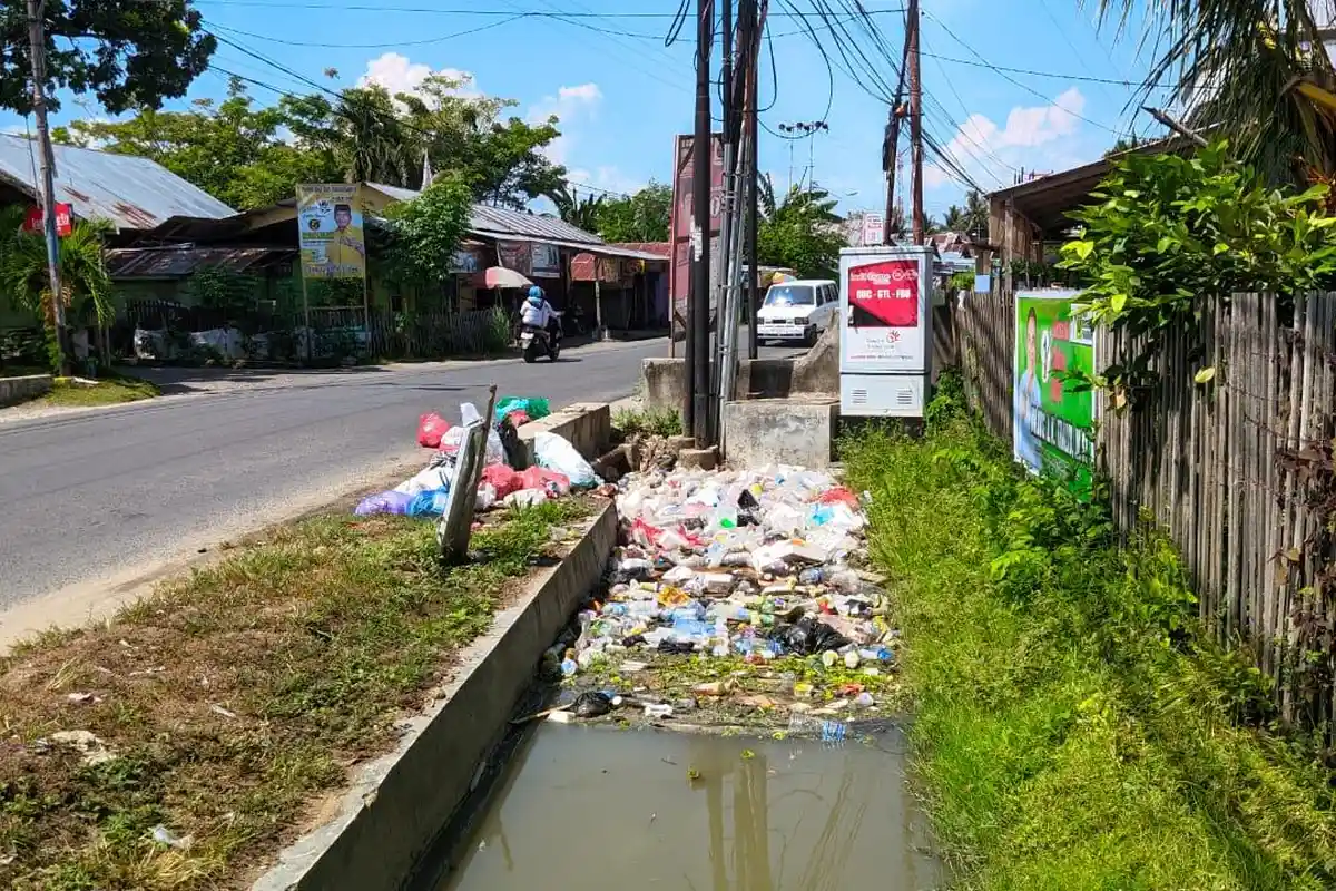 Tumpukan Sampah di Got Dulomo Selatan Gorontalo Timbulkan Bau Menyengat, Warga Mengeluh