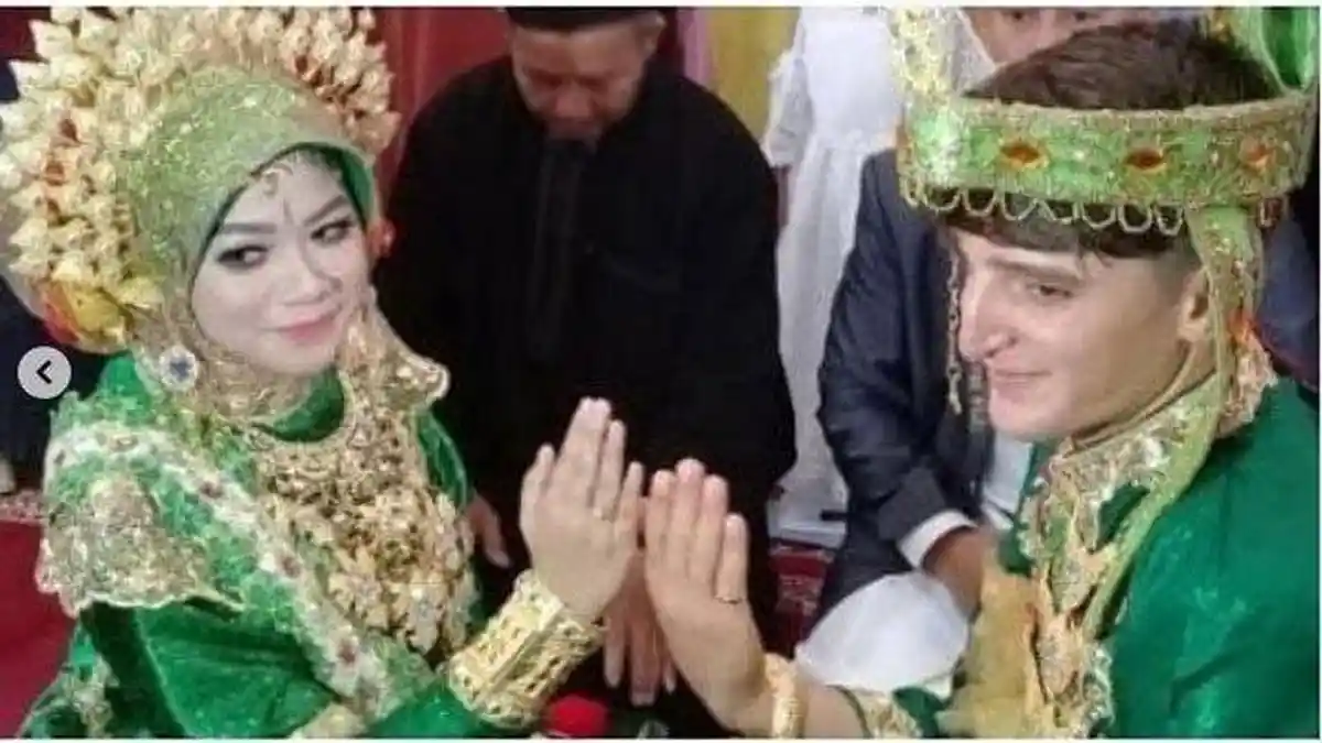 Viral Pernikahan Cewek Mamuju Menikahi Bule Ganteng Asal Turki, Berbekal Google Translate